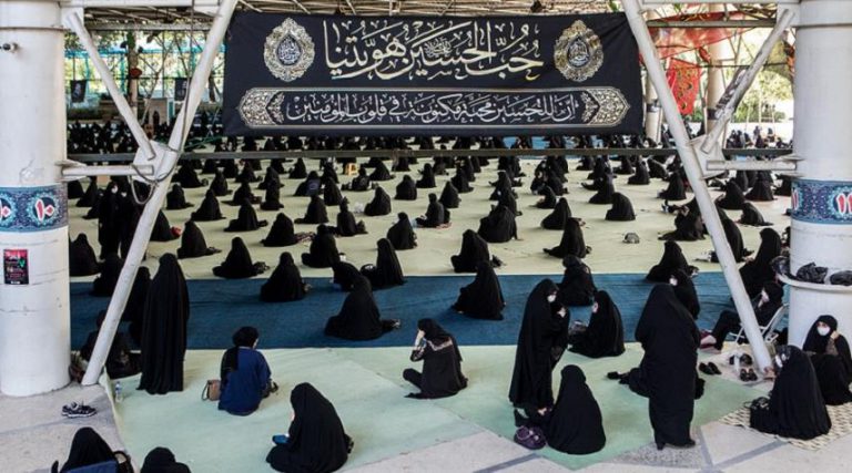 لم يقف وباء كورونا بين الإمام الحسين (ع) ومحبيه الذين استجابوا لنداء المرجعيات الدينية والسياسية بضرورة الالتزام بالاجراءات الصحية، فغصت مواقع التواصل الاجتماعي بإحياء عاشوراء هذا العام والملايين تفاعلت لإحياء المناسبة بكل أشكالها. وفي يوم العاشر من محرم، أحيا الملايين في مختلف أنحاء العالم ذكرى استشهاد الإمام الحسين (ع)، وسط إجراءات وقائية مشددة لمواجهة الفيروس. العراق أغلب المحافظات والمدن العراقية التزمت بالإجراءات الصحية، ففي كربلاء المقدسة وعلى الرغم من القيود لتفادي حصول الزحام، احتشد مئات الآلاف، وأقاموا مراسيم العزاء. كما جرت مراسم مماثلة عند المزارات المقدسة في أرجاء البلاد، خاصة في مدن النجف الأشرف والكاظمية وسامراء المقدستين، فضلا عن اقامة مجالس العزاء في غالبية المساجد والحسينيات، وسط مراعاة الاجراءات الوقائية من ارتداء الكمامات والتباعد الجسدي وتعقيم اليدين. إيران بدورها، أقامت جامعة طهران وسط العاصمة الايرانية مأتماً كبيرا مع مراعاة الاجراءات الوقائية. وشهدت مختلف المدن الأخرى تسيير مواكب العزاء في الشوارع والساحات العامة، وإقامة المجالس الحسينية، بحضور حشود كبيرة مع التزامهم باجراءات التباعد الاجتماعي وارتداء الكمامات. ورفع الايرانيون الأعلام الحسينية، مجددين البيعة والولاء للإمام الحسين وال بيته. اليمن من جهتها، شهدت ساحات العاصمة صنعاء وعموم المحافظات اليمينية، صباح يوم عاشوراء، مسيرات جماهيرية حاشدة إحياء لذكرى عاشوراء. وخرجت في صنعاء عشر مسيرات بمشاركة جماهيرية حاشدة ألقيت خلال الفعاليات كلمات وقصائد شعرية تحدثت عن ثورة الإمام الحسين (ع) وموقف الحق الذي سلكة في مواجهة الطغاة والظالمين، وعن مأساة عاشوراء وما تبعها من مأسي للأمة كنتاج طبيعي لذلك الانحراف عن نهج الإسلام المحمدي. كما أكدت على التمسك بالقضية الفلسطينية، والأقصى والمقدسات الإسلامية وتحرير فلسطين المحتلة، ورفض الهيمنة الأمريكية في المنطقة، مستنكرة التطبيع الإماراتي الصهيوني على حساب حقوق الشعوب العربية والإسلامية.