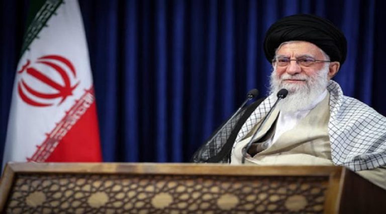 الامام الخامنئي : فلتشكوا للإمام الحسين عدم التوفيق للمشاركة في مسيرة الأربعين+ صور