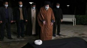 قائد الثورة يقيم صلاة الميت على جثمان العلامة آية الله مصباح يزدي