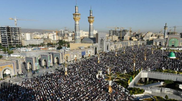 إقامة صلاة عيد الفطر السعيد في الحرم الرضوي الطاهر