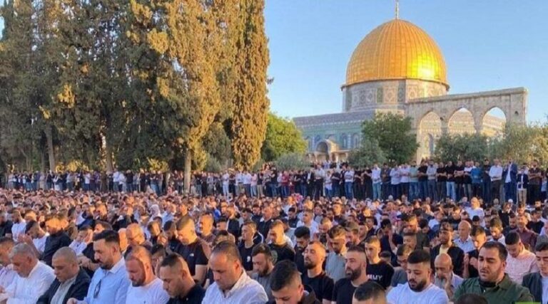 100 ألف فلسطيني يؤدون صلاة عيد الفطر في الأقصى