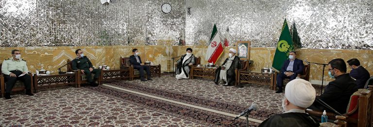 تزيين ضريح السيدة معصومة (ع) مع اقتراب ذكرى ولادتها وبداية "عشرة الكرامة"