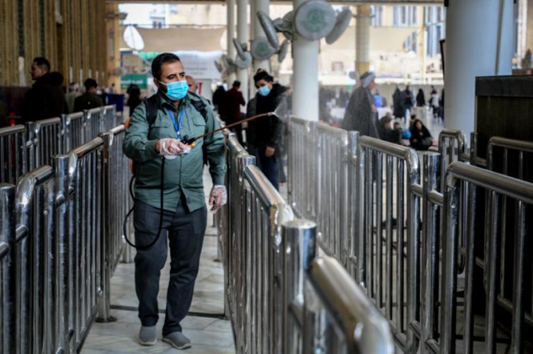 تواصل حملات التعفير والتعقيم الدورية لأرجاء مرقد أمير المؤمنين