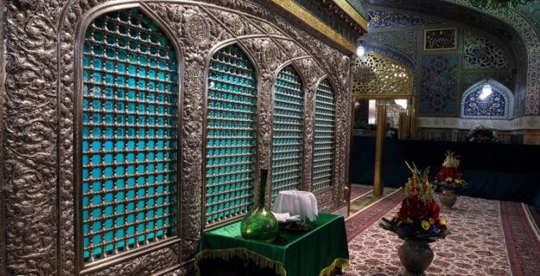 إزالة الغبار عن ضريح الامام الرضا (عليه السلام)