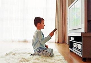 نصائح صحية لتقليل جلوس طفلك أمام شاشة التلفزيون