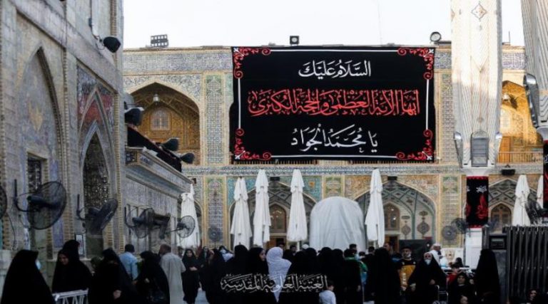 نشر معالم الحزن والسواد في النجف استعدادا لذكرى استشهاد الإمام الجواد (ع)