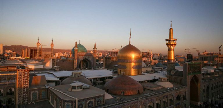العتبة الرضوية المقدسة تكتسي السواد حزنا في يوم زيارة الإمام الرضا (عليه السلام)