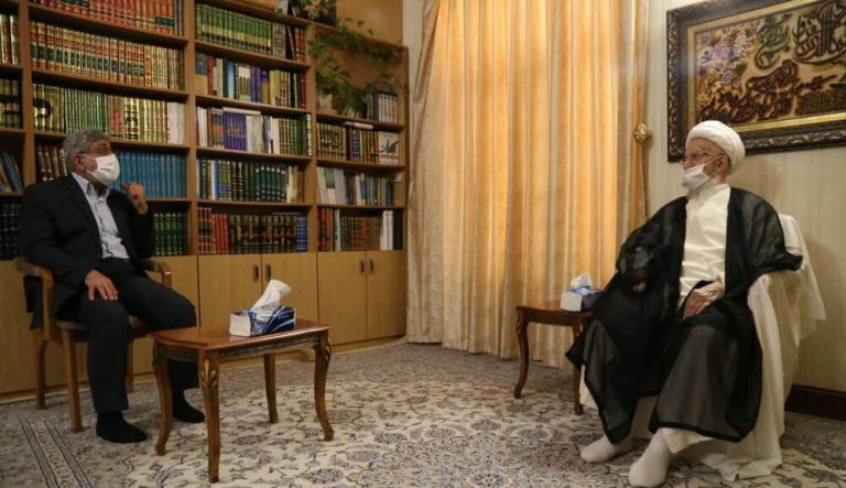 قائد "فيلق القدس" يلتقي بالمرجع الديني الشيخ مكارم الشيرازي بقم المقدسة