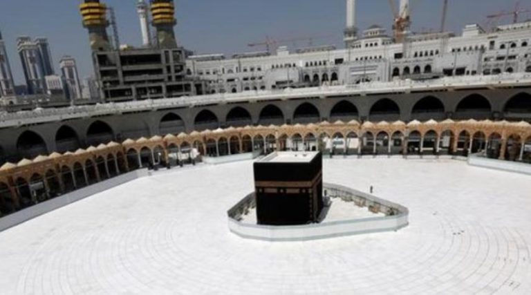 الحرم المكي فارغ والملاهي الليلية مكتظة