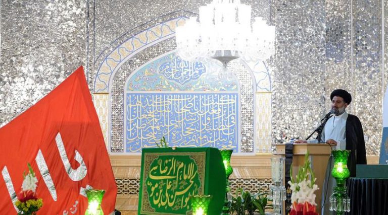 العتبة الرضوية تهدي سنويا رايات الحداد إلى البقاع المقدسة والمواكب الحسينية