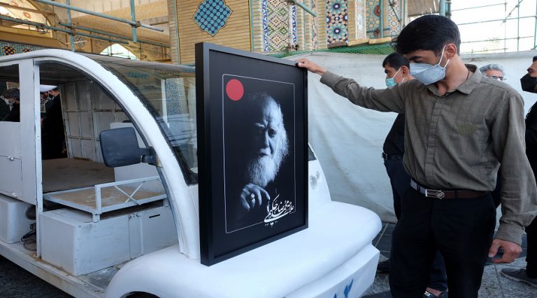 حياة رائد المدرسة التفكيكية محمد رضا حكيمي في سطور