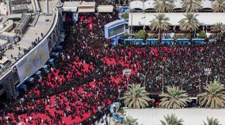 حشود المؤمنين تحيي زيارة عاشوراء والاستعداد لركضة طويريج في كربلاء المقدسة