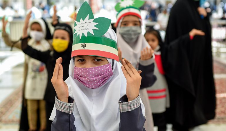 من داخل الحرم الرضوي.. طلاب الصف الأول يبدؤون عامهم الدراسي الجديد