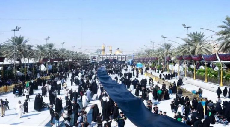 استعراض أطولُ راية عزاءٍ حسينيّ بين الحرمين الشريفين