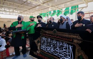 العتبة الرضوية المقدسة توزع الهدايا والنذورات على المواكب الحسينية في طريق كربلاء