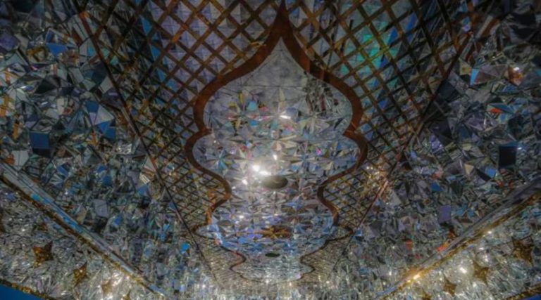 برعاية العتبة العباسية.. تزجيج سقف سرداب الإمام الجواد (عليه السلام)