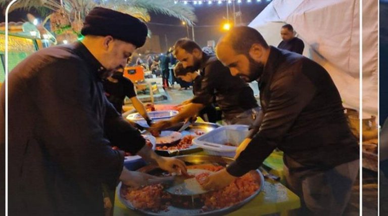 بالصور من طريق "نجف ـ كربلاء"... موكب "آل صدر" يقدّم الخدمة للزائرين