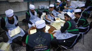 مسيرة الأربعين.. مضيف الإمام الحسين يقدم آلاف وجبات الطعام للزوار يوميا