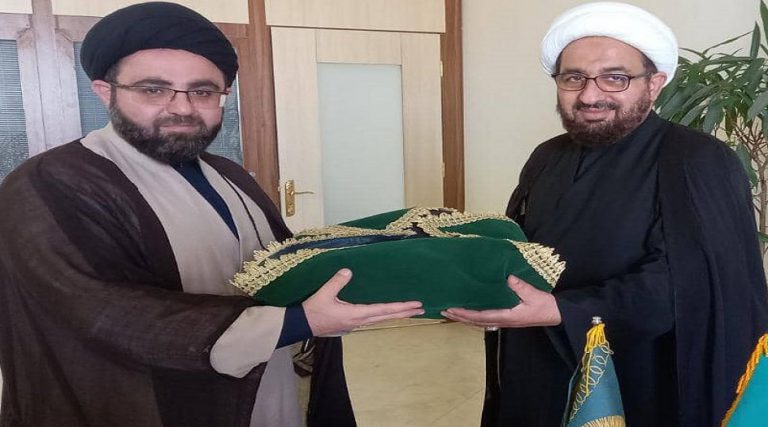 محبي اهل البيت في اندونيسيا يتسلمون راية قبة الإمام الرضا عليه السلام