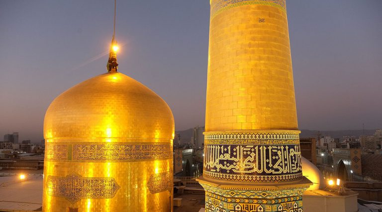 استبدال الراية السوداء للعتبة الرضوية بالراية الخضراء