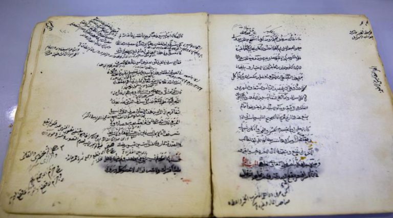 جهود حثيثة لترميم المخطوطات في العتبة العباسية