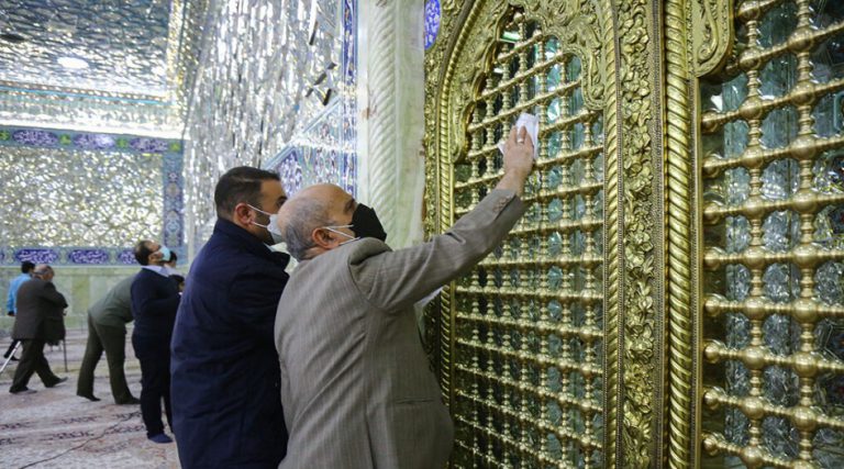 ازالة الغبار عن مرقد السيدة فاطمة المعصومة (ع)