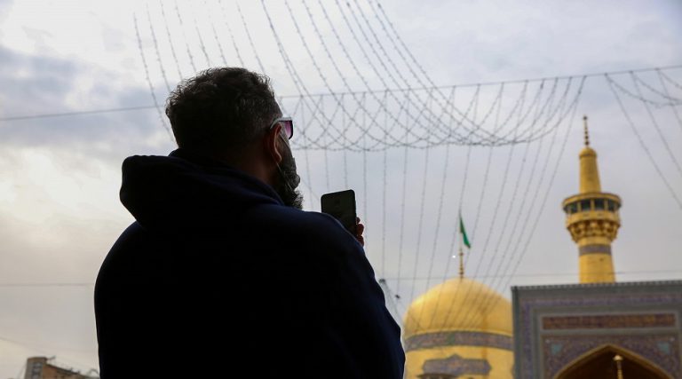 أجواء العتبة الرضوية وزوار مرقد الإمام الرضا في طقس خريفي جميل