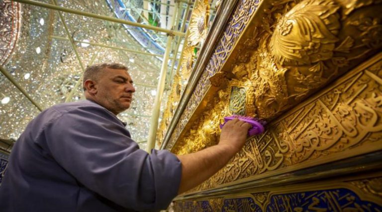 تنظيف الشباك الطاهر لمرقد أبي الفضل العباس (عليه السلام)