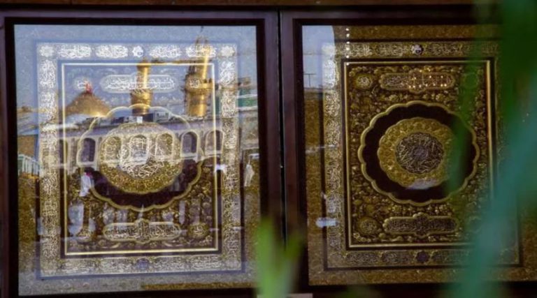 تثبيت مصراعي بوابة الإمام الحسن في صحن أبي الفضل العبّاس