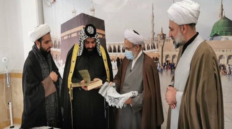 الامام الخامنئي يهدي مصحفا الى عائلة عراقية قدمت 4 من ابنائها لخدمة الزوار