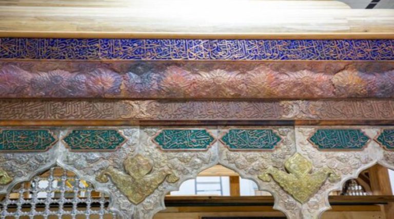 صناعة وتثبيت الشريط الكتابيّ الشعريّ لشبّاك مرقد السيّدة زينب (س)