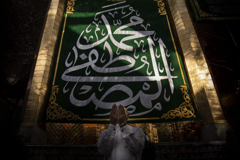 النبي (ص).. فوق العباقرة والمصلحين