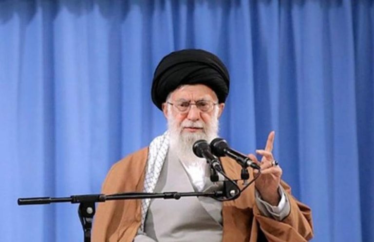 الامام الخامنئي (دام ظله ) وجوب مراقبة المنتجات الثقافية والحؤول دون المضر منها