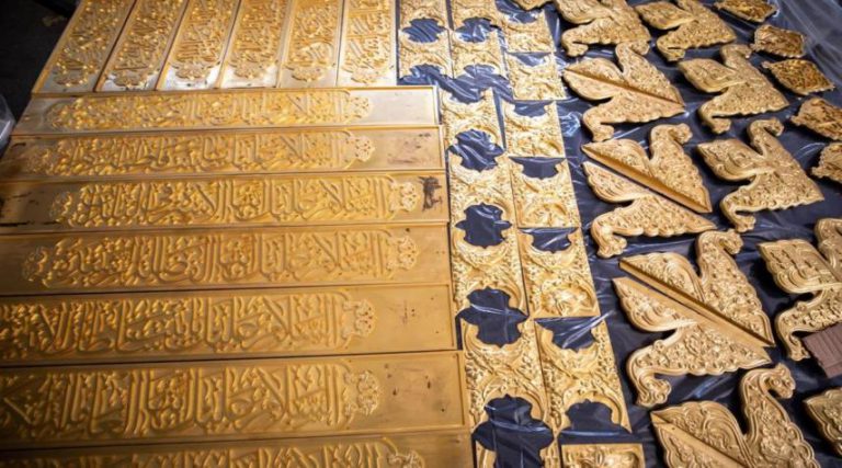 أعمال الطلاء لشبّاك مرقد السيّدة زينب (عليها السلام)