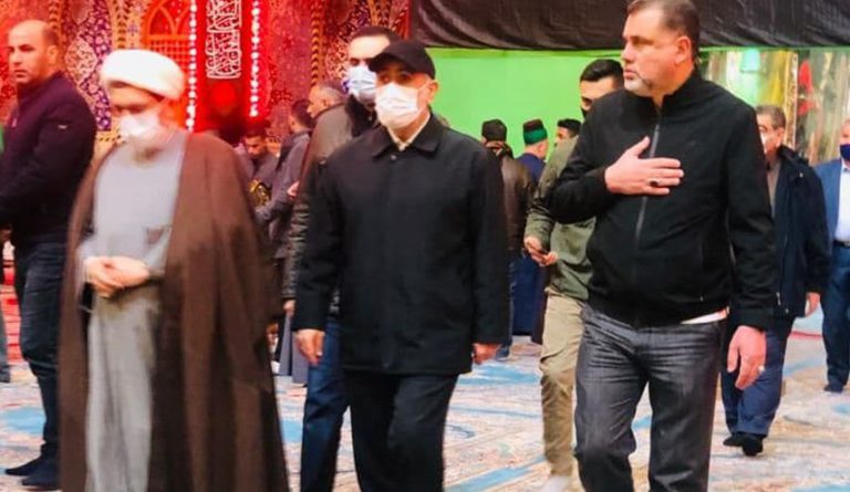 قائد فيلق القدس يزور ضريح الامام الحسين عليه السلام