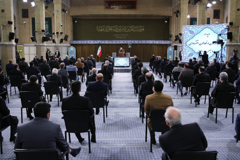 لقاء المُنتجين والمسؤولين عن الصناعة والاقتصاد في البلاد بالإمام الخامنئي