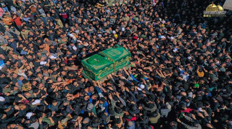 نعش يُعانق عنان السماء وترفعه أكف الإباء