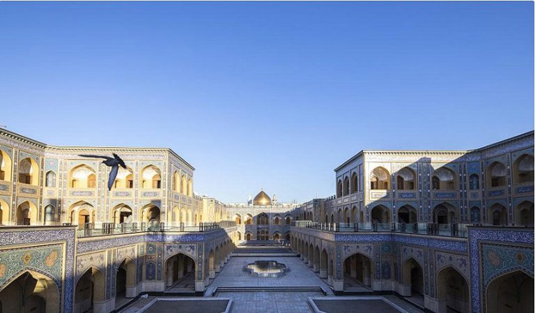 صحن السيدة فاطمة الزهراء(س) بالنجف مزين بفن العمارة الاسلامية