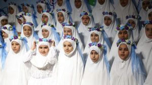 10 خطوات لترغيب ابنتك في ’الحجاب’