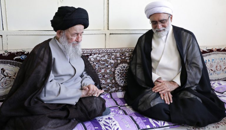 عزّى متولي العتبة الرضوية المقدسة الشيخ أحمد مروي برحيل سماحة المرجع الديني آية الله العظمى السيد محمد علي العلوي الكركاني. 16-3-2022 موقع (العتبة الرضوية المقدسة)؛ وقدم الشيخ مروي واجب العزاء لصاحب العصر والزمان (عجل الله تعالی فرجه الشریف)، ولقائد الثورة الإسلامية آية الله السيد علي الخامنئي (مد ظله العالي)، وللحوزات العلمية ولمحبي الفقيد وعائلته الكريمة. وأشار مروي إلى أن هذا الراحل الكببر، الذي استفاد من محضر شخصيات عظيمة من قبيل آية الله العظمى البروجردي والإمام الخميني وآية الله الشیخ مرتضى الحائري اليزدي (رضوان الله عليهم)، قد قضى حياته المشرفة في شرح تعاليم الإسلام ومدرسة أهل البيت (عليهم السلام) والدفاع عن قيم الإسلام وحريم التشيع والثورة ونظام الجمهورية الإسلامية. وأكد على أن هذا المرجع الجليل، كان في الوقت عينه الذي يعمل فيه على حماية القيم الدينية وتأليف العديد من الأعمال القيمة وتدريس الطلاب، كان صاحب حضور فعّال في معقل النضالات الثورية وسنوات الدفاع المقدس، ما جعله شخصية شعبوية ألهمت الكثير من الناس. مشيراً إلى أن مواقفه وآثاره القيمة ستبقى مصدر إلهام ومنارة للطلاب والعلماء والحوزات العلمية. وسأل الله تعالى من جوار ضريح ثامن الحجج الإمام علي بن موسى الرضا (عليه السلام) مرضاة الله لروح هذا الفقيد والعالم الكبير، كما سأل الله الصبر والسلوان لعائلته الكريمة.