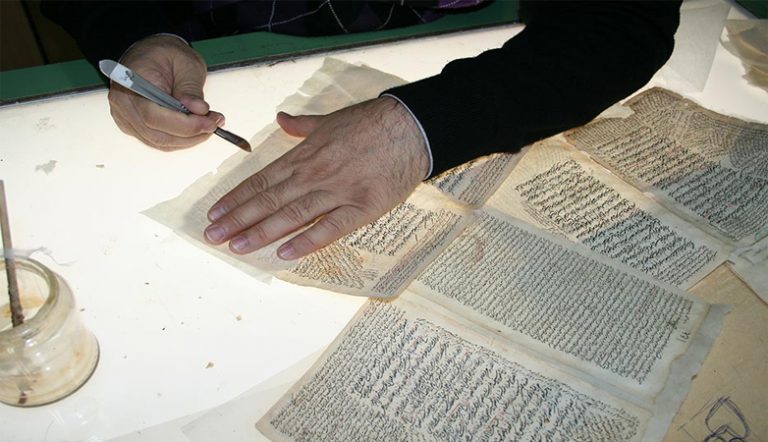 هكذا تحافظ العتبة الرضوية على التراث الإسلامي