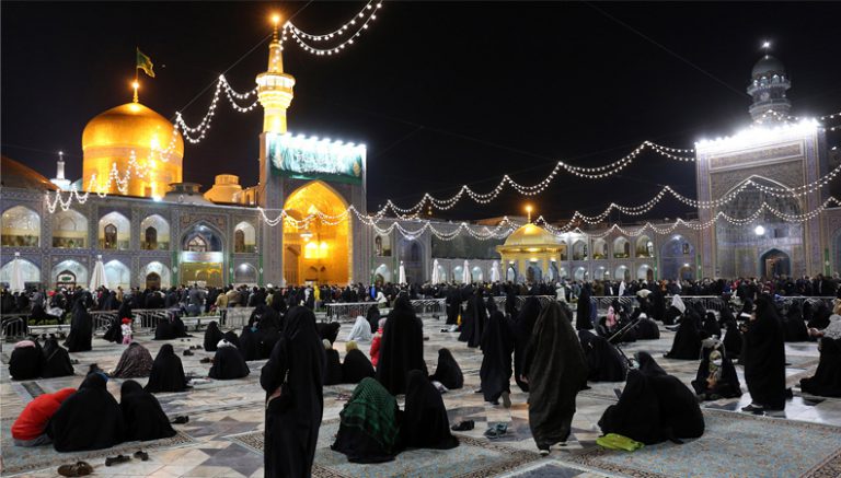 تزيين الحرم الرضوي بالإنارة استقبالاً لشهر شعبان