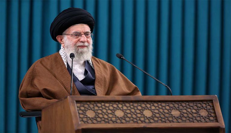 الإمام الخامنئي مع تأكيد معارضة الجمهورية الإسلامية الحربَ في أنحاء العالم كافة