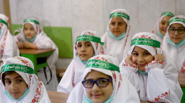 رعت مساعدة الرئيس الإيراني لشؤون المرأة والأسرة انسيه خزعلي أمس الثلاثاء حفل بلوغ طالبات مدرسة "ايران" الابتدائية في العاصمة طهران سن التكليف الشرعي وأول يوم صيام لهن.