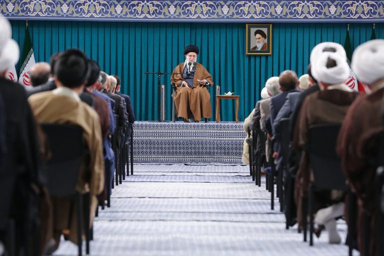 لإمام الخامنئي في لقاء مع مسؤولي البلاد