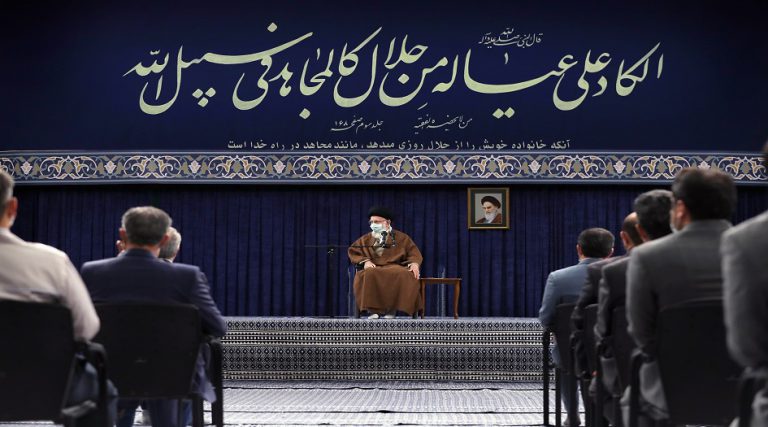 قائد الثورة الاسلامية :نشكر العمال ونقبل أيديهم اتباعا لسنة النبي الاكرم(ص)