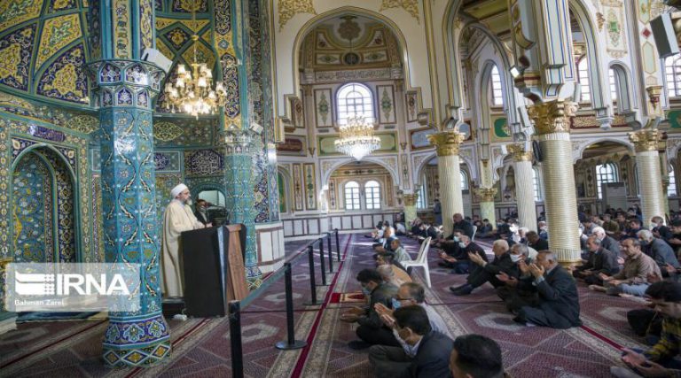 المواطنون من اهل السنة يؤدون صلاة عيد الفطر في كرمانشاه