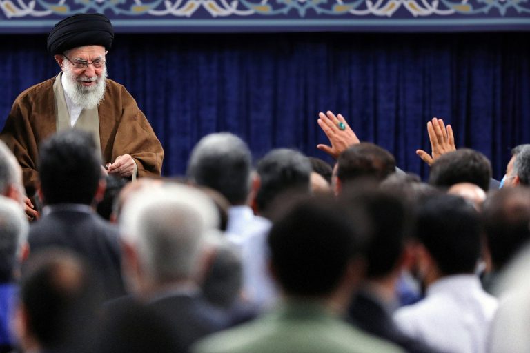 النصّ الكامل لكلمة الإمام الخامنئي في لقاء مع جمعٍ من العمّال