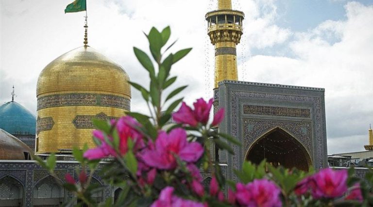 اقامة صلاة عيد الفطر في العتبة الرضوية المقدسة