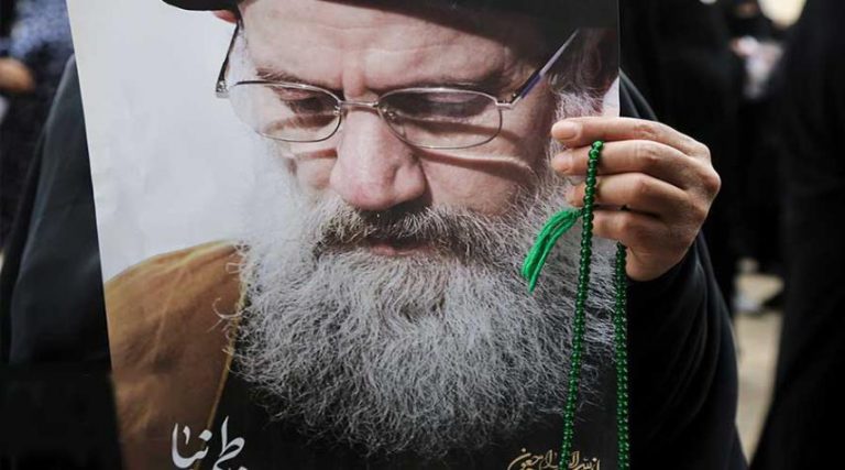 جثمان آية الله فاطمي نيا يواري الثرى في مرقد السيدة المعصومة (ع)